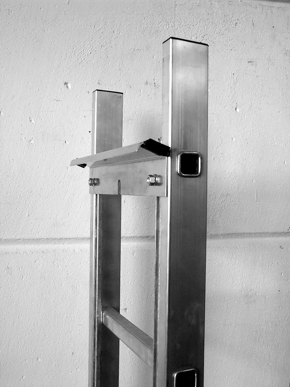 Avec profilé d'accrochage et plaque de butée au sol